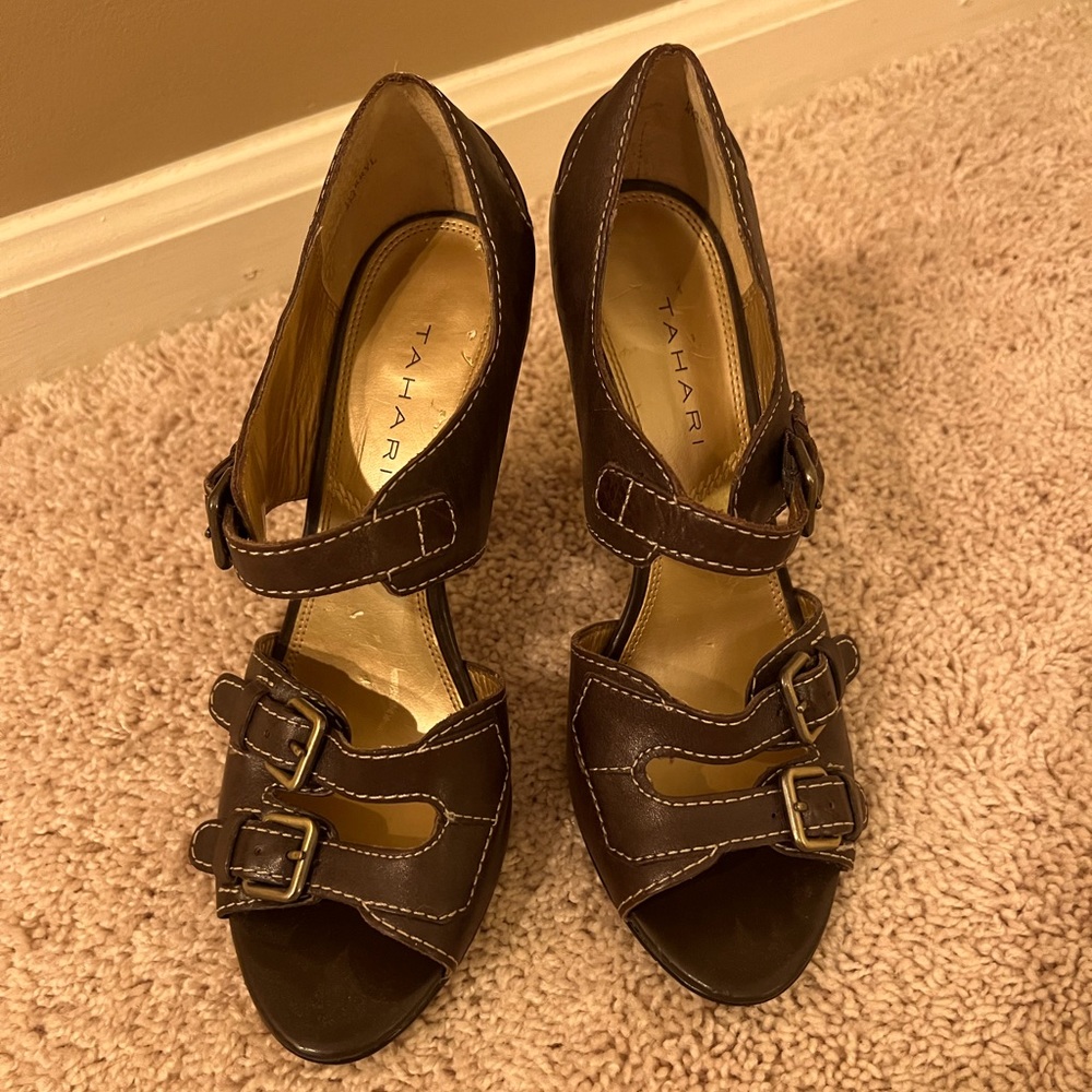 Tahari DARRYL dark brown leather strappy brass buckles Size 8